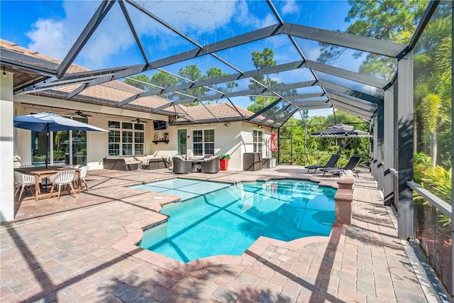 outdoor pool with a lanai, an outdoor living space, a ceiling fan, and a patio