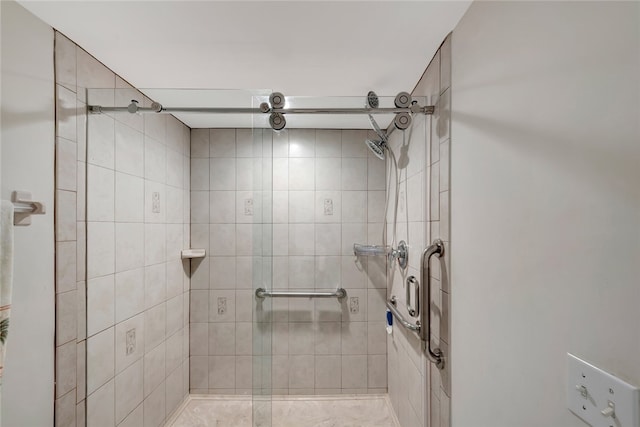 bathroom featuring tiled shower