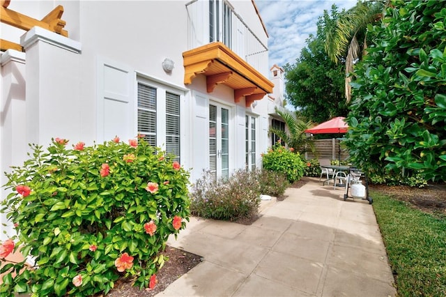 view of patio featuring a balcony