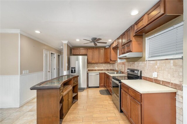 1751 5th Ct, Vero Beach, FL 32960 - kitchen with appliances with stainless steel finishes, a sink, a center island, a ceiling fan, and decorative backsplash