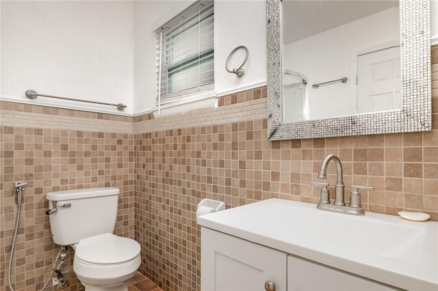 1751 5th Ct, Vero Beach, FL 32960 - bathroom featuring tile walls, toilet, and vanity