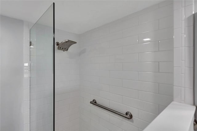 bathroom featuring a tile shower