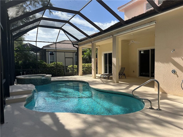 view of pool featuring a lanai, a patio area, an in ground hot tub, and ceiling fan