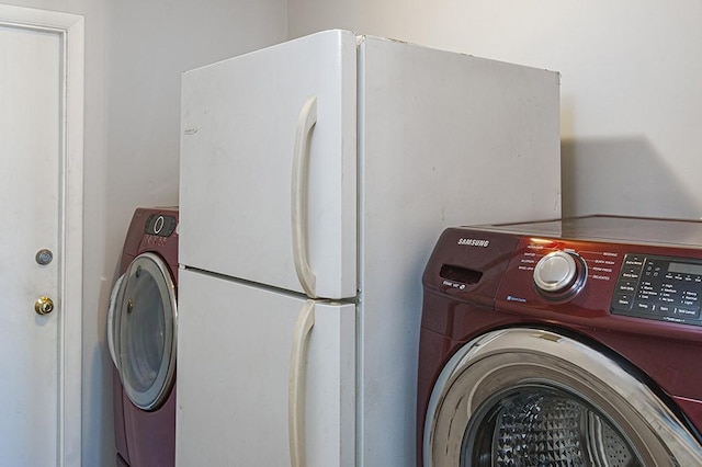 clothes washing area with washer / clothes dryer