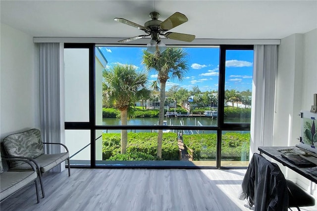 sunroom with ceiling fan