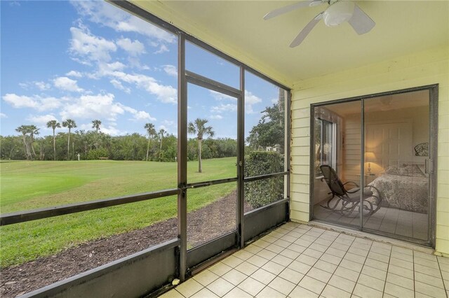 sunroom with ceiling fan