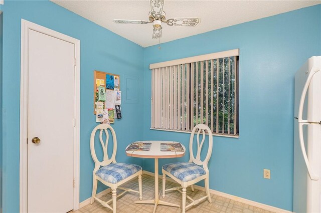 sitting room with ceiling fan