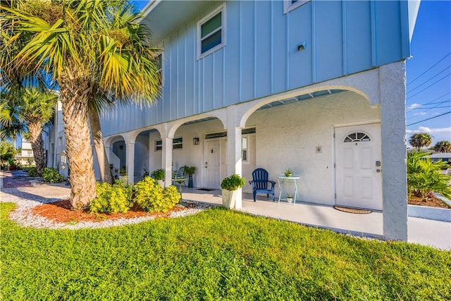 view of front of house featuring a front lawn