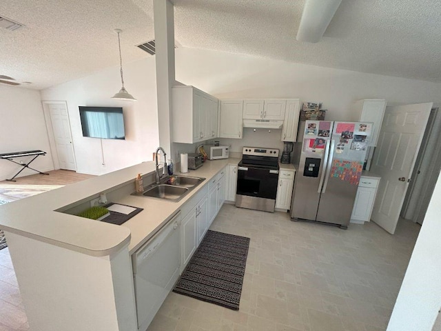 kitchen with stainless steel appliances, vaulted ceiling, a sink, a peninsula, and under cabinet range hood