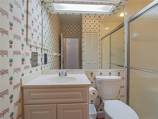 full bath featuring vanity, toilet, and wallpapered walls