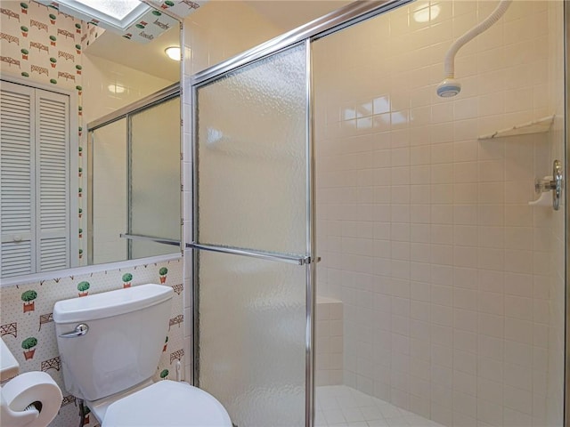 full bath with toilet, a stall shower, a closet, and wallpapered walls