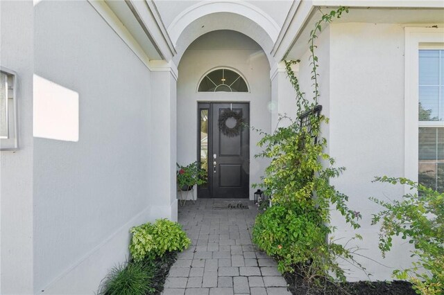 view of exterior entry featuring stucco siding