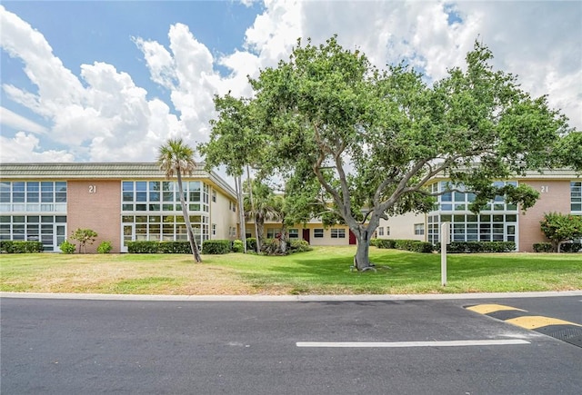 view of front of home featuring a front yard and uncovered parking