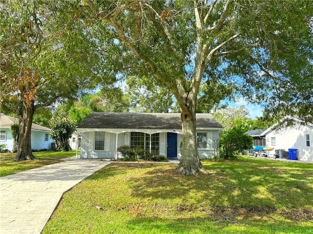 single story home with a front lawn