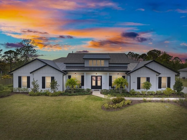 view of front of house featuring a lawn