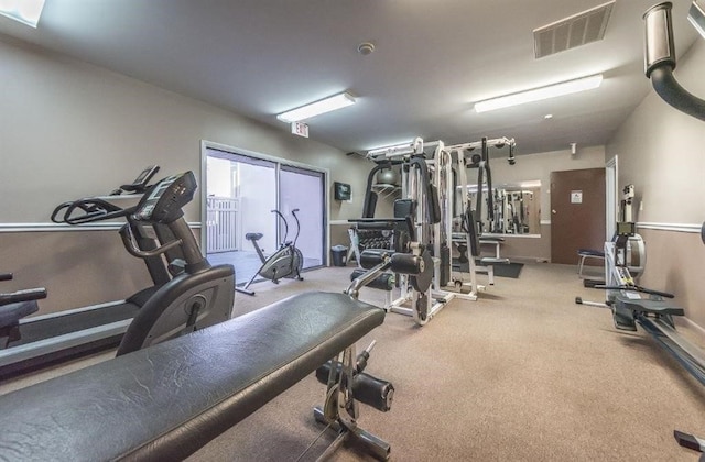 exercise room with carpet flooring