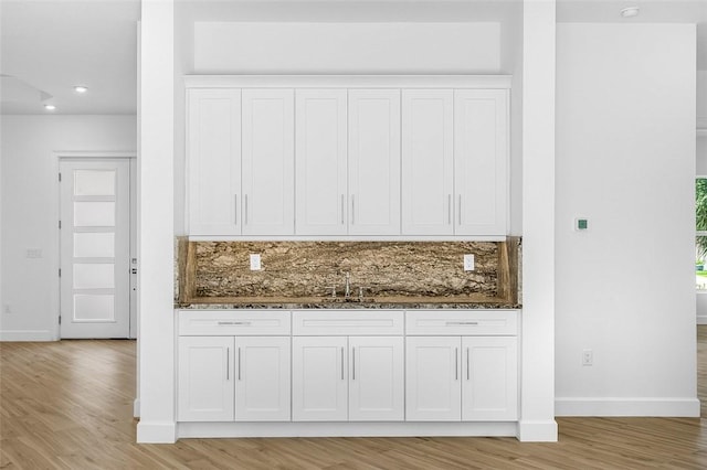 1090 Buckhead Dr SW, Vero Beach, FL 32968 - kitchen featuring baseboards, light wood-style flooring, white cabinetry, and recessed lighting
