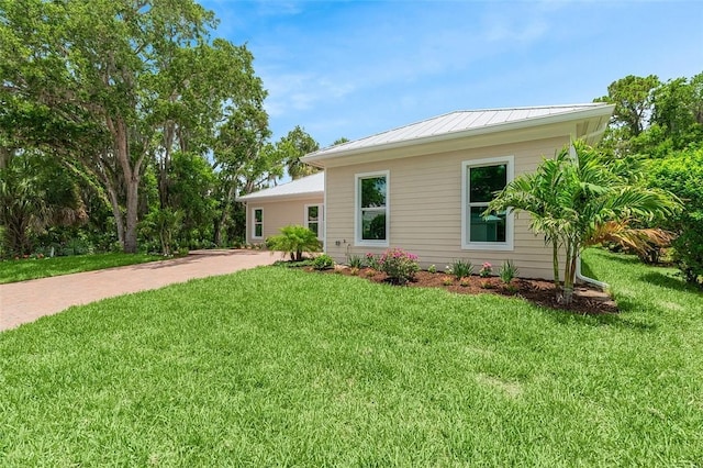 1090 Buckhead Dr SW, Vero Beach, FL 32968 - view of front facade featuring a front yard, a standing seam roof, and metal roof