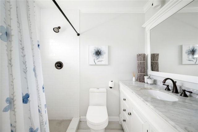 full bathroom featuring toilet, a tile shower, crown molding, baseboards, and vanity