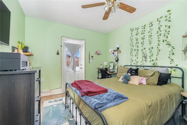 bedroom featuring ceiling fan and a textured ceiling