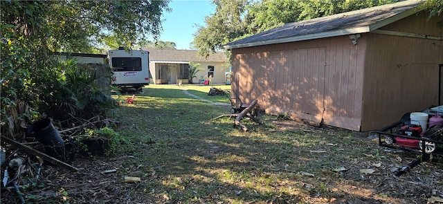 view of yard with a storage unit