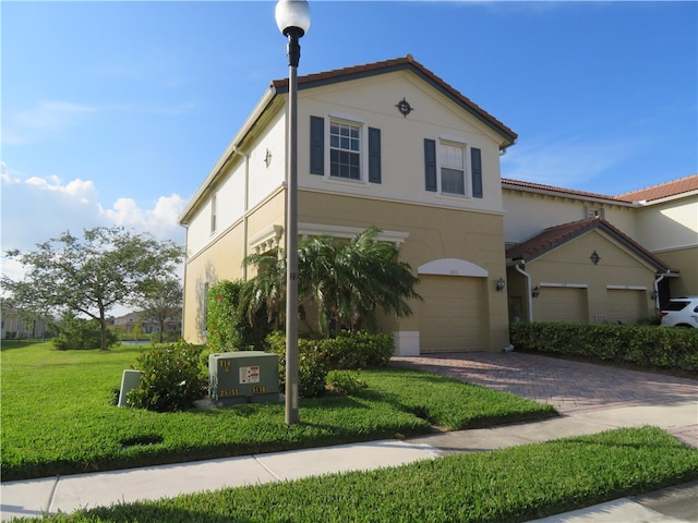 view of front of house featuring a front yard and a garage