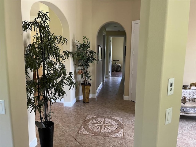 7633 Fieldstone Ranch Sq, Vero Beach, FL 32967 - corridor featuring arched walkways and tile patterned flooring