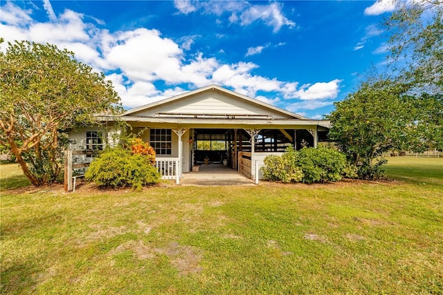 view of front of property featuring an outdoor structure and a front yard