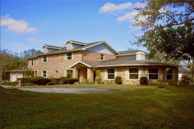 view of front facade featuring a garage and a front yard