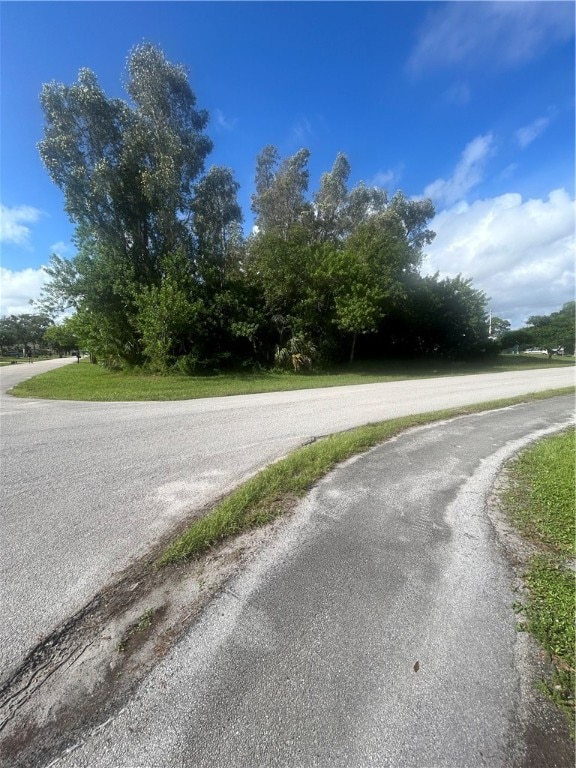 Listing photo 3 for 502 Saunders St, Sebastian FL 32958