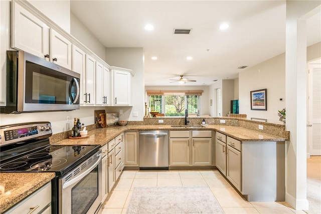 kitchen featuring kitchen peninsula, ceiling fan, sink, and stainless steel appliances