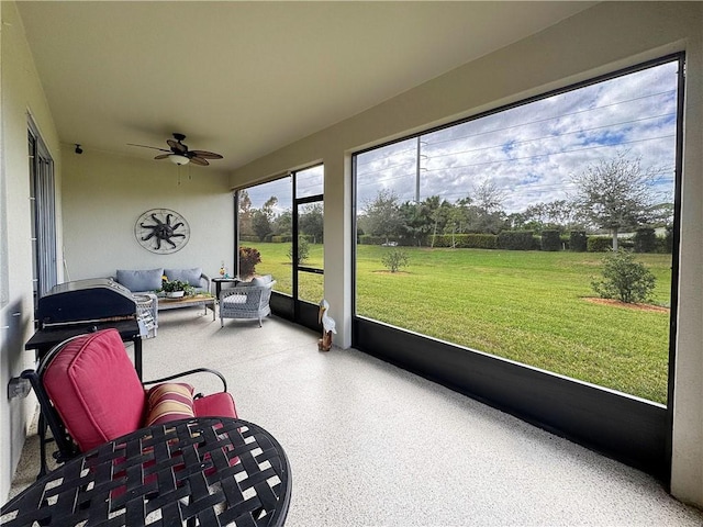 sunroom with ceiling fan