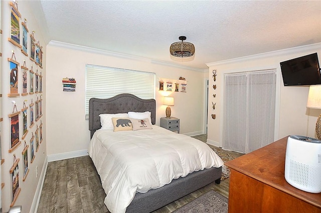 726 41st Ave, Vero Beach, FL 32968 - bedroom featuring crown molding, wood finished floors, baseboards, a textured ceiling, and a closet