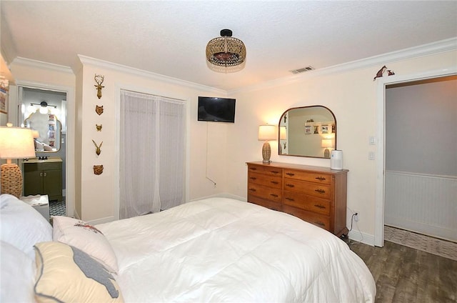 726 41st Ave, Vero Beach, FL 32968 - bedroom featuring ornamental molding, wood finished floors, and baseboards