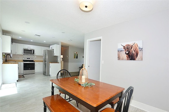 726 41st Ave, Vero Beach, FL 32968 - dining area featuring baseboards