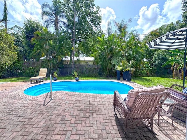 726 41st Ave, Vero Beach, FL 32968 - view of swimming pool with a patio