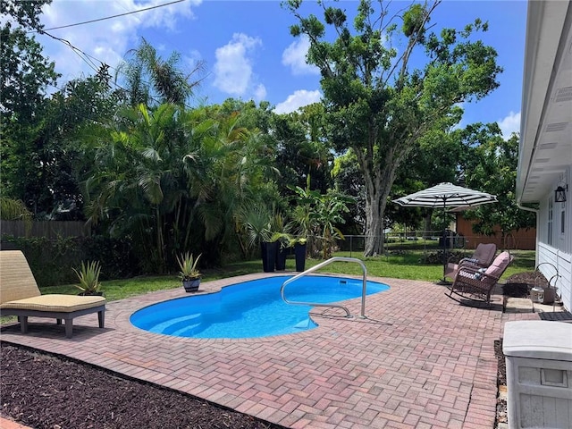 726 41st Ave, Vero Beach, FL 32968 - view of swimming pool featuring a fenced backyard and a patio