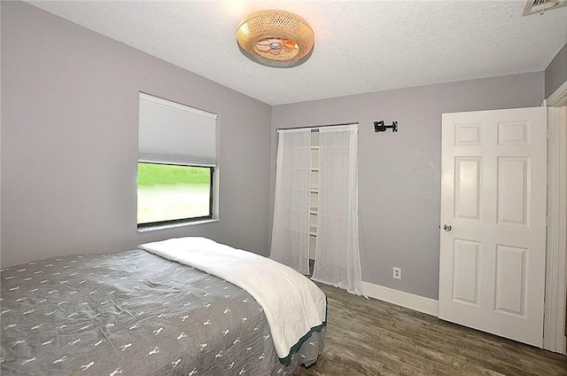 726 41st Ave, Vero Beach, FL 32968 - bedroom featuring wood finished floors, baseboards, a closet, and a textured ceiling