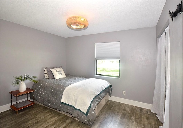 726 41st Ave, Vero Beach, FL 32968 - bedroom featuring wood finished floors, baseboards, and a textured ceiling