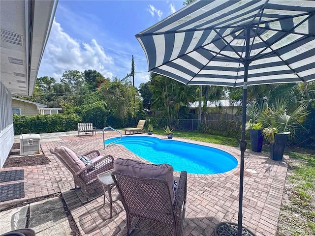 726 41st Ave, Vero Beach, FL 32968 - view of swimming pool featuring a patio and view of wooded area