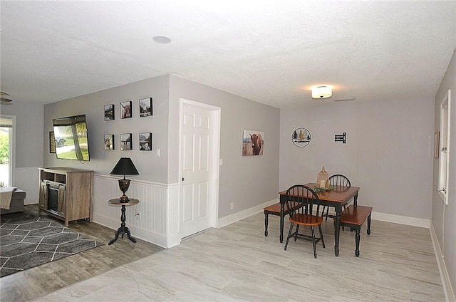 726 41st Ave, Vero Beach, FL 32968 - dining space featuring wood finished floors, a textured ceiling, and baseboards