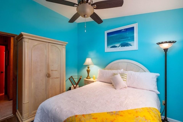 bedroom with a ceiling fan and baseboards