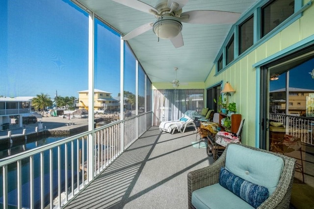 sunroom / solarium featuring a ceiling fan