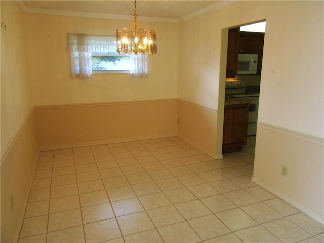 tiled spare room featuring an inviting chandelier and ornamental molding