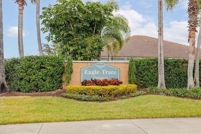 community sign featuring a yard