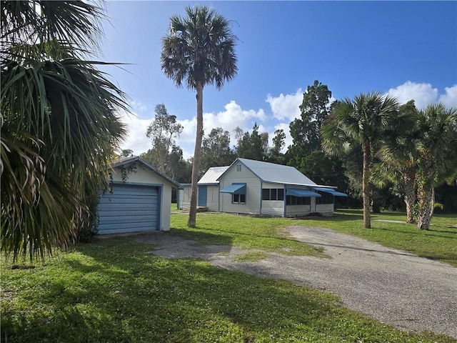 view of front of house featuring driveway, a garage, and a front yard