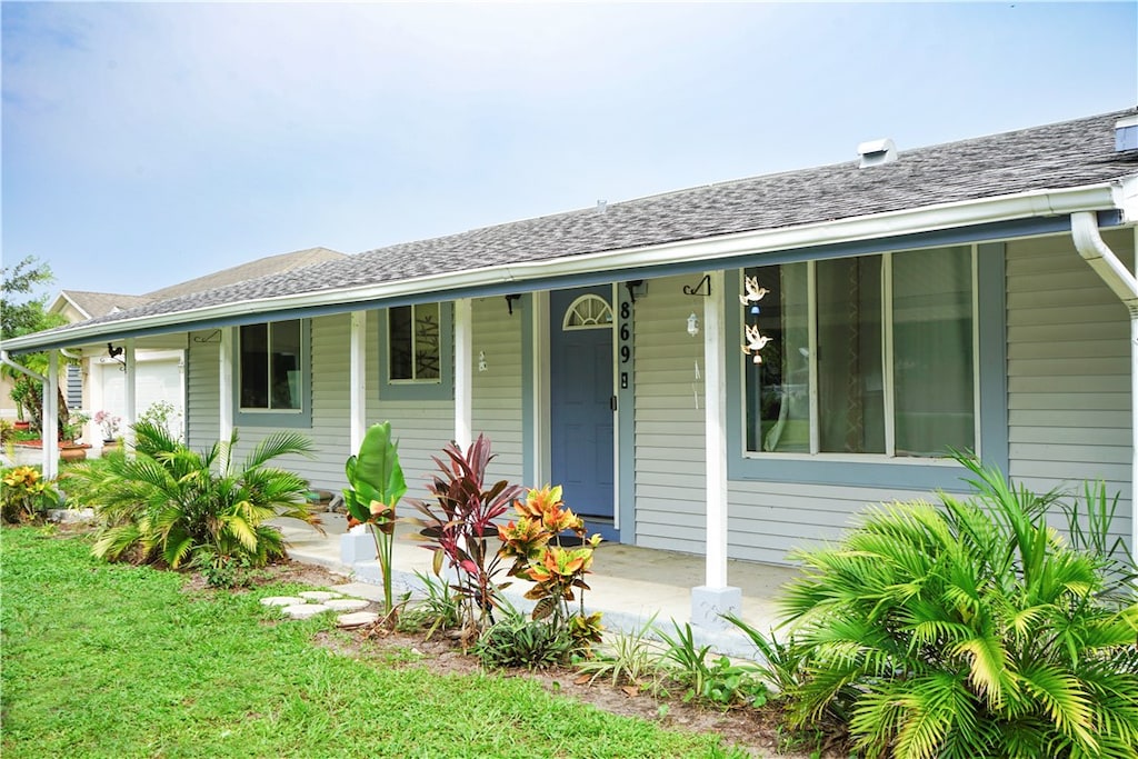 single story home featuring a porch