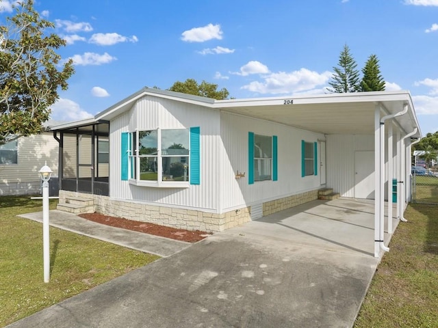 view of front of home featuring a front lawn and a carport