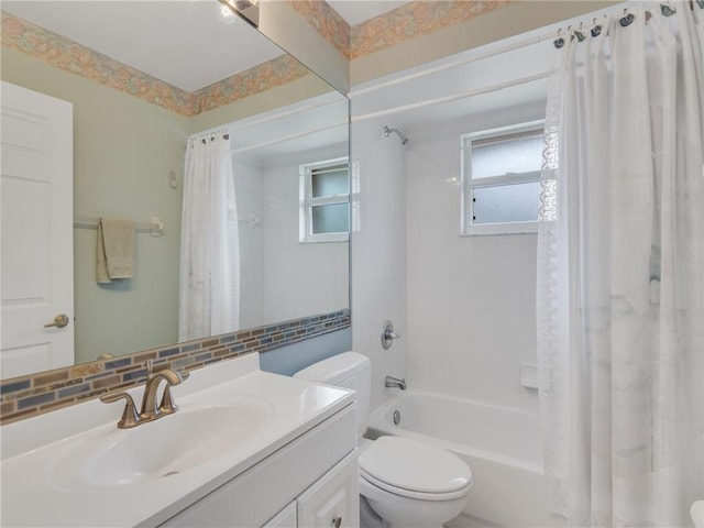 full bathroom featuring backsplash, shower / tub combo with curtain, vanity, and toilet