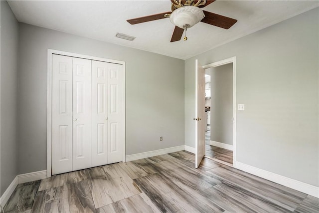 unfurnished bedroom featuring ceiling fan and a closet